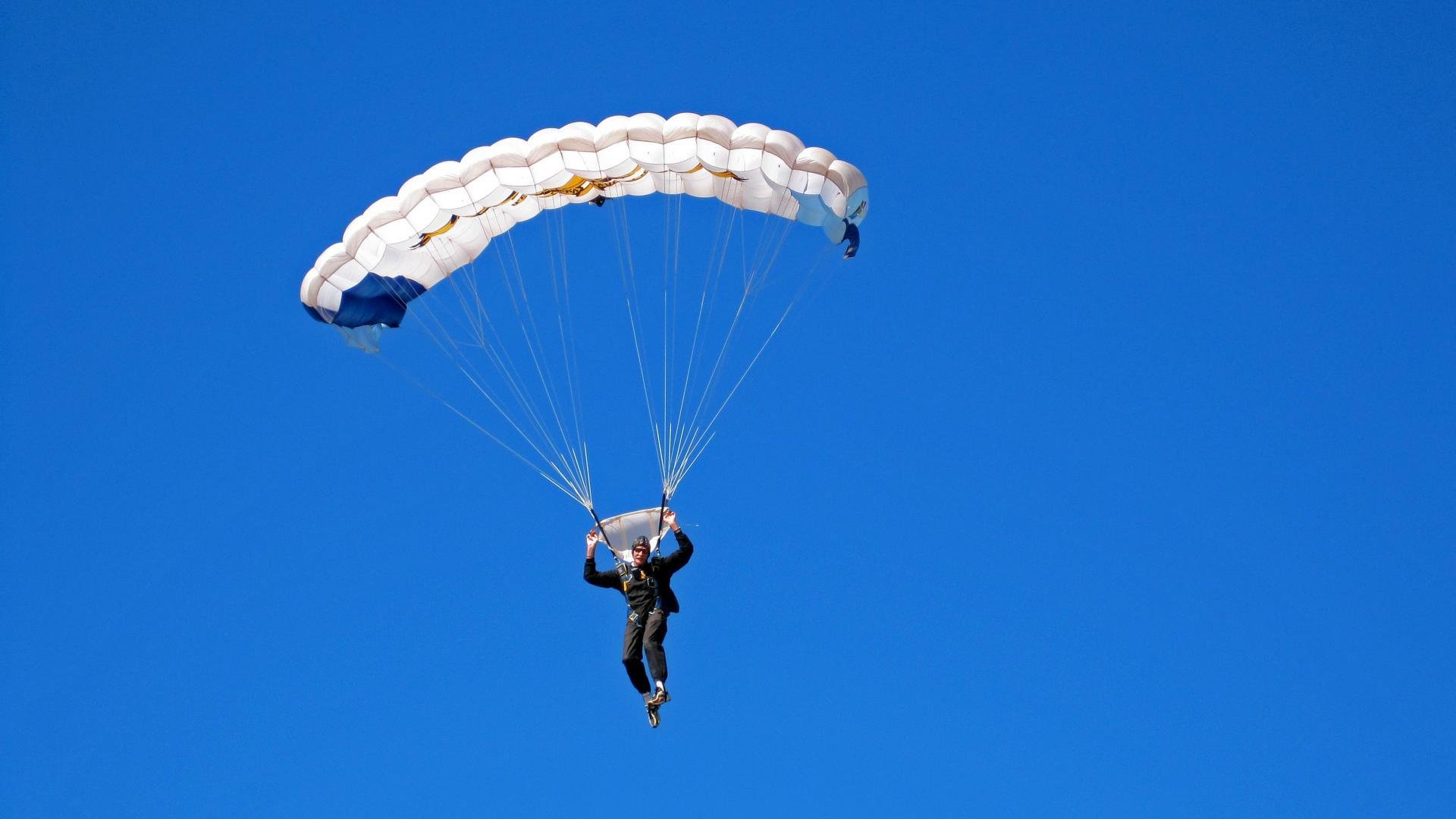 开云电竞中国-橡皮艇探险赛：越野水域的惊心动魄，橡皮艇长什么样